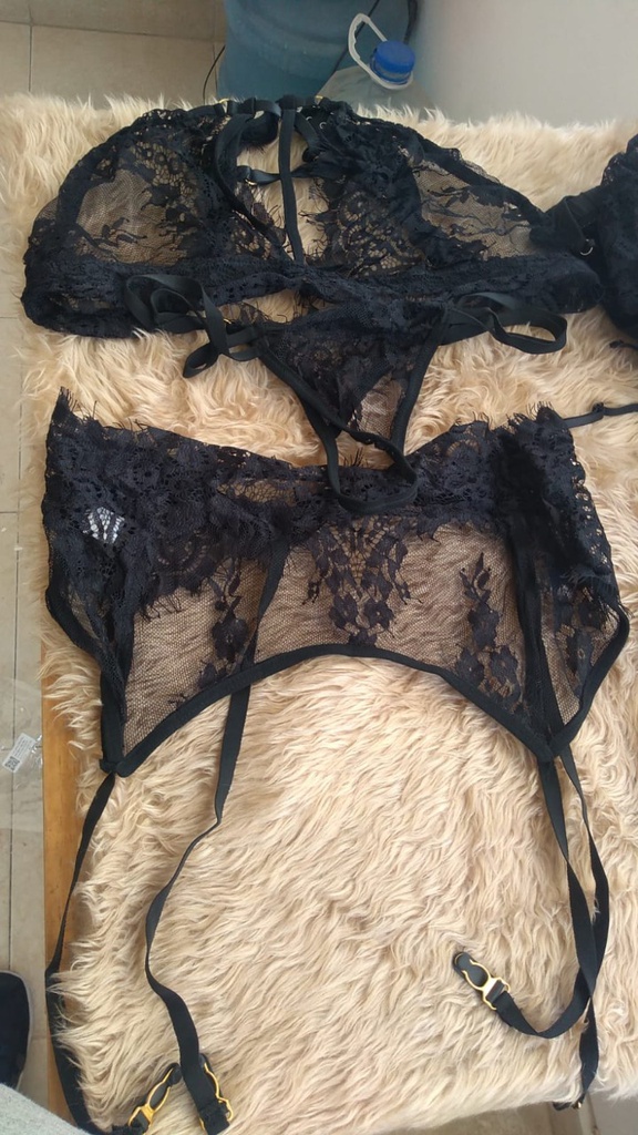 COORDINADO LYSS ENCAJE FLORAL NEGRO LIGUERO Y TANGA